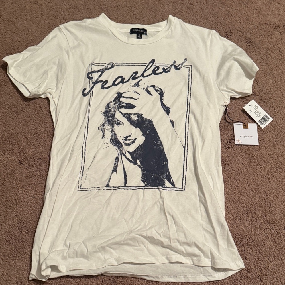 Dry Goods White Short-Sleeve 'Fearless' Taylor Swift Graphic Tee with Navy Print